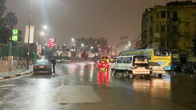 سقوط أمطار على شوارع وميادين القاهرة.. اعرف التفاصيل
