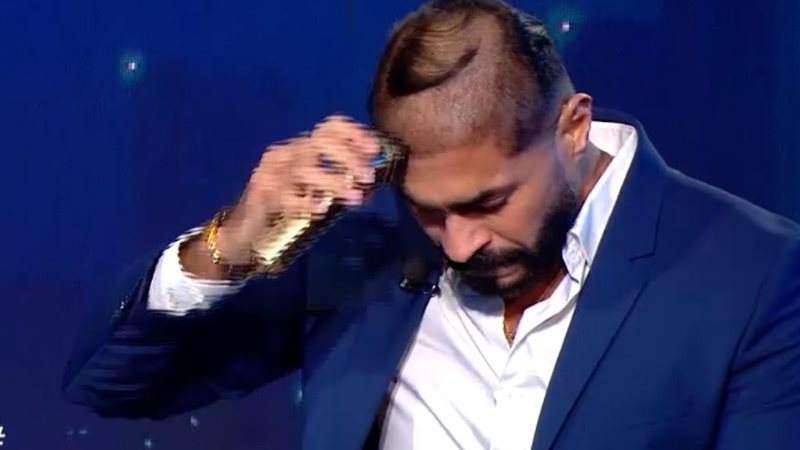 خالد سليم يقص شعره على الهواء