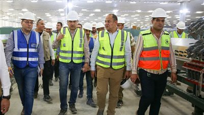 وزير قطاع الأعمال العام يتابع أعمال المرحلة الثانية من المشروع القومي لتطوير صناعة الغزل