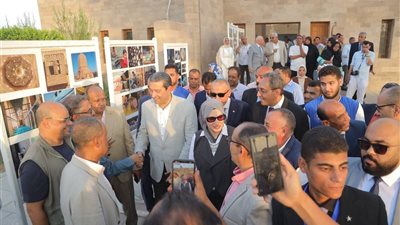 محافظ دمياط يتفقد معرض الصور بمهرجان الفنون التراثية بمعبد دندرة