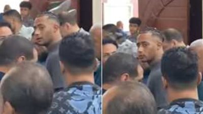 بسيارة تسلا.. وصول الفنان محمد رمضان لصلاة الجنازة على والده