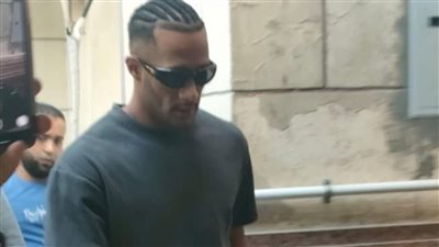 الدموع في عينيه… الفنان محمد رمضان يودع والده بحزن شديد