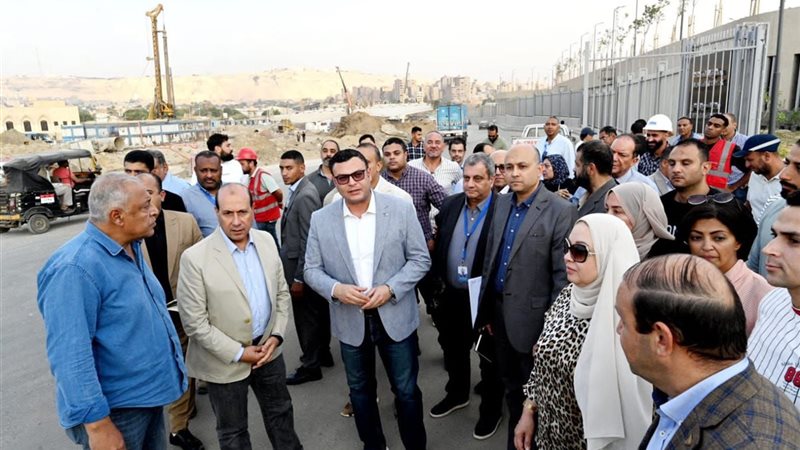 وزير الإسكان خلال الجولة