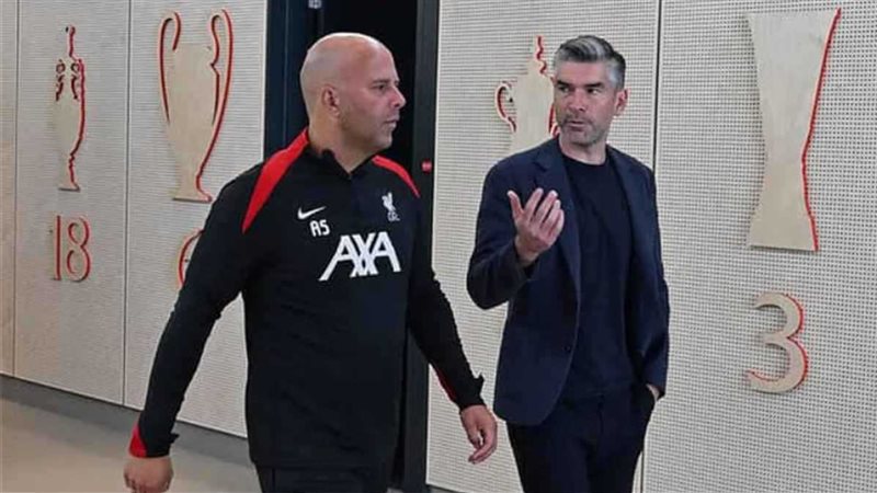 المدير الرياضي لنادي ليفربول - آرني سلوت مدرب الفريق