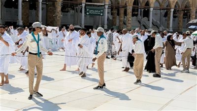 كشافة تعليم مكة تساهم في تنظيم حركة الزوار والمعتمرين داخل المسجد الحرام
