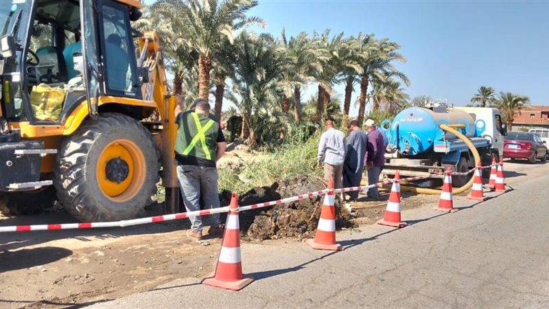 أثناء اصلاح خط مياه الشرب بقرية قلهانة بمركز اطسا