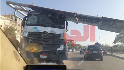 سقوط لوحة إعلانية ضخمة على سيارة نقل ثقيل بالإسكندرية