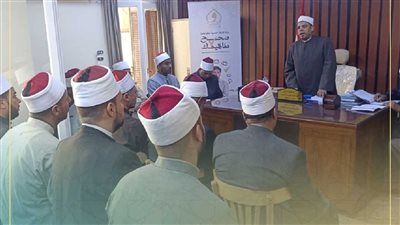 وكيل أوقاف دمياط يناقش تعزيز الانضباط الدعوي والإداري مع مفتشي المساجد