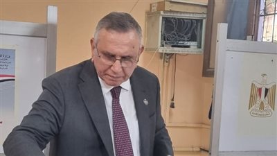  عبد السند يمامة يدلي بصوته في لجنة مدرسة بدر بالدقي