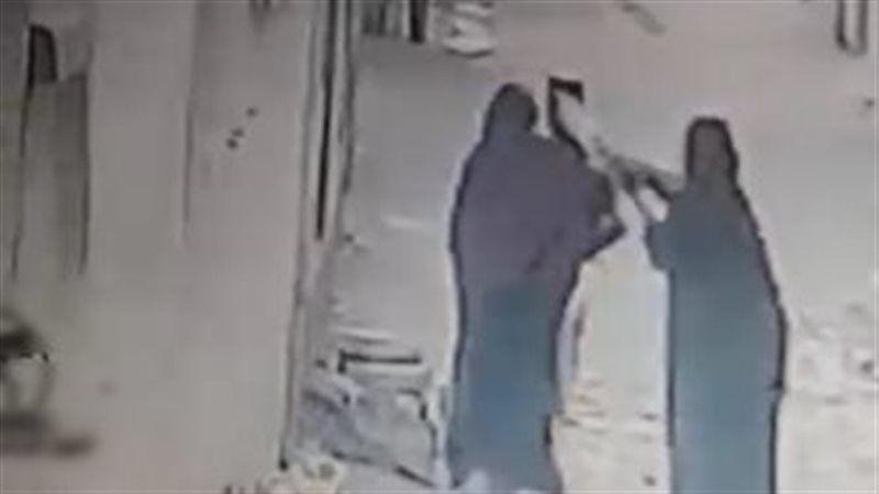 مشادة بين جارتين تنتهي بـ