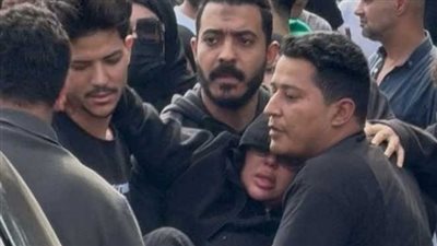 انهيار زوجة إسماعيل الليثي أثناء تشييع جثمانه (صور)