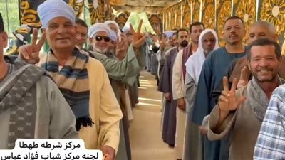 اصطفاف طوابير الشباب وكبار السن بلجنة بطهطا في سوهاج