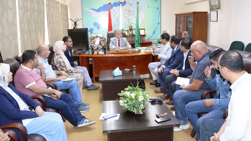 رئيس شركة مياه الشرب بالفيوم أثناء الاجتماع