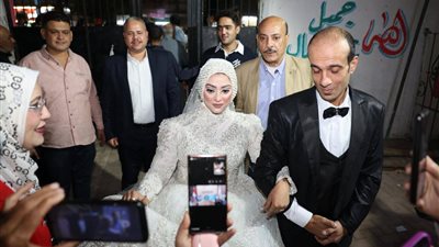 عروسان في الجيزة يبدآن حياتهما الزوجية بالمشاركة في الانتخابات البرلمانية