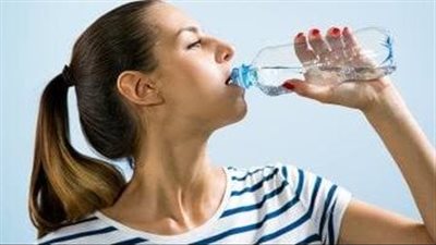 برودة الشتاء تخدعنا.. خبيرة تغذية تكشف سر نسيان شرب الماء وأهمية السوائل الدافئة