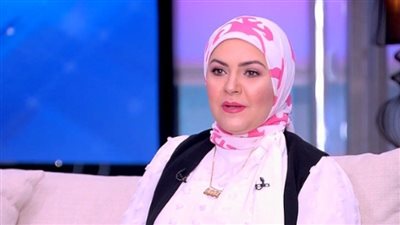 بعد 12 عاما من ارتدائه.. منال عبد اللطيف تخلع الحجاب 