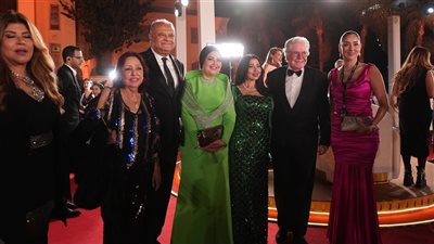 شاهد إطلالات النجوم على السجادة الحمراء في مهرجان القاهرة السينمائي