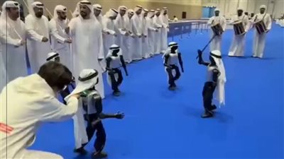 روبوتات ترقص على أنغام الموسيقى الإماراتية مرتدية الزي الإماراتي التقليدي