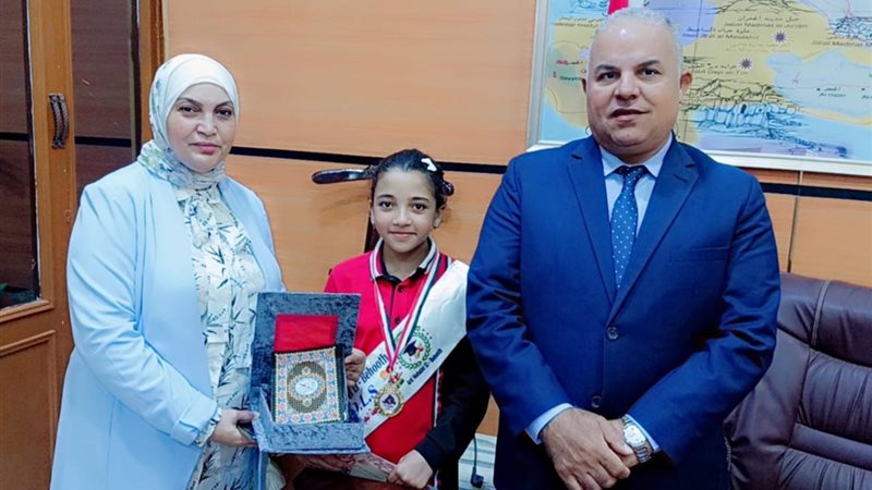 وكيل وزارة تعليم الفيوم اثناء التكريم