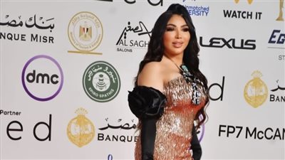 إطلالة فرعونية ذهبية.. غادة إبراهيم تتألق بمفتاح الحياة في افتتاح مهرجان القاهرة السينمائي