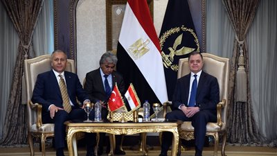 وزير الداخلية يستقبل نظيره التركي خلال زيارته للقاهرة لدعم التعاون المشترك