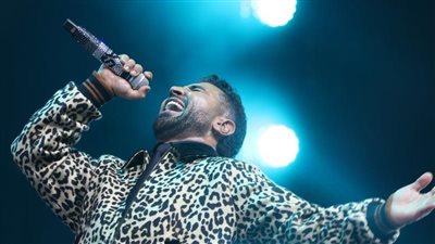 رافعًا علم مصر.. أحمد سعد يتألق في حفل كامل العدد بلندن