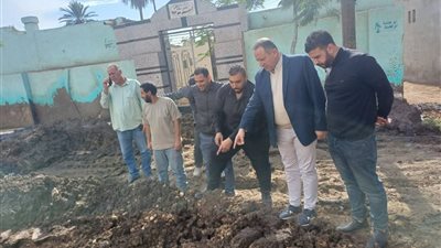 رئيس شركة مياه الغربية يتفقد ميدانياً إصلاح كسر بخط طرد الصرف الصحي بكفر الديب