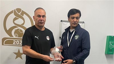 تبادل الدروع بين منتخب مصر و أوزبكستان قبل بداية المباراة