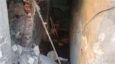 انهيار حائط منزل يودي بحياة طفلة ويصيب والدتها بمنشأة القناطر