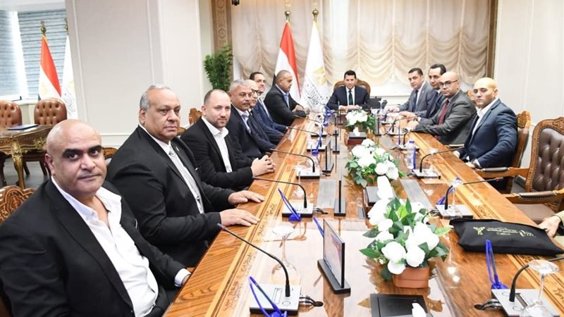 جانب من توقيع بروتوكول بطولة العالم للسباحة بالزعانف