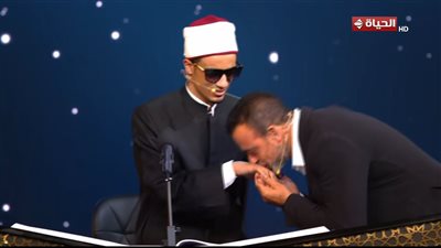 مصطفى حسني يترك مقعده ويقبّل يد المتسابق محمد أحمد حسن بدولة التلاوة 