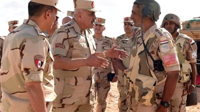وزير الدفاع يشهد تنفيذ المرحلة الرئيسية للمشروع التكتيكي بجنود بالذخيرة الحية لإحدى وحدات المنطقة الغربية العسكرية