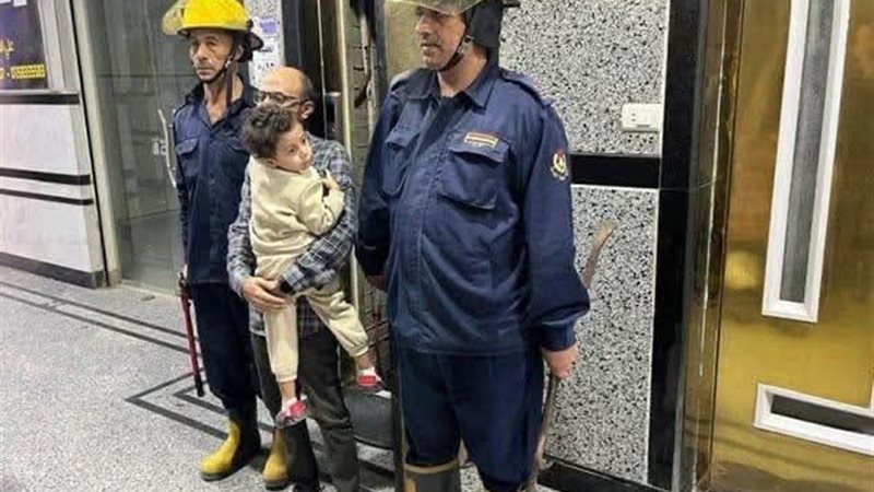 الاب وطفله عقف انقاذهما من المصعد