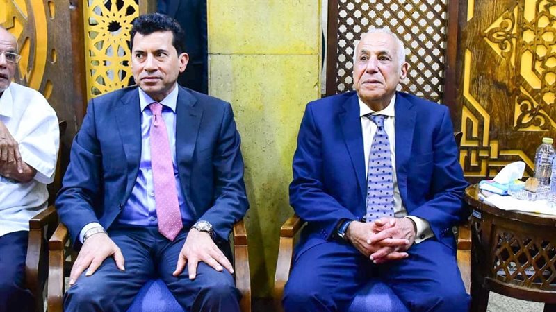 وزير الرياضة في عزاء محمد صبري