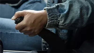 لماذا يجب تجنب شد فرامل اليد عند ركن سيارتك لفترة طويلة؟