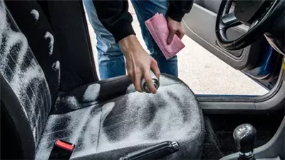 هل يمكن استخدام منظف السجاد على مقاعد السيارة بأمان؟