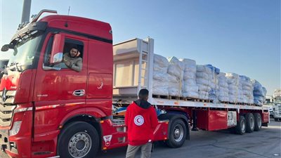 9900 طن إمدادات إنسانية.. الهلال الأحمر يدفع بقافلة «زاد العزة» الـ75