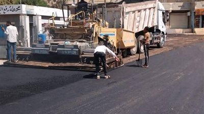 استكمال خطة تطوير الطرق ورصف 3 كم من الشوارع الرئيسية بالمنيا