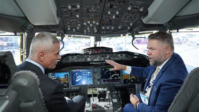 رئيس الشركة القابضة لمصر للطيران يتفقد طائرة Boeing 777X بمعرض دبي للطيران 2025