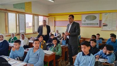 وكيل تعليم دمياط يحضر طابور الصباح.. ويجري اختبارات فورية لطلاب كفر سعد