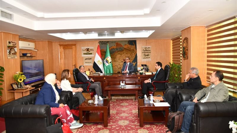 محافظ الفيوم أثناء اللقاء