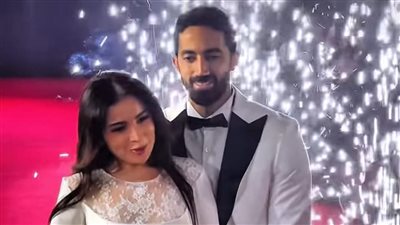 إطلالة بيضاء تخطف الأنظار.. مي عز الدين تتألق في أول ظهور رسمي مع زوجها