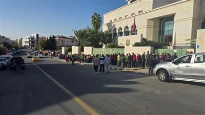 طوابير الناخبين تزين مقر السفارة المصرية في عمّان باليوم الأول لانتخابات مجلس النواب