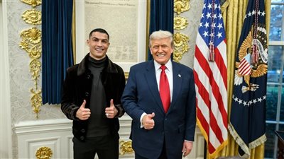 ترامب يهدي كريستيانو رونالدو مفتاح البيت الأبيض الذهبي 
