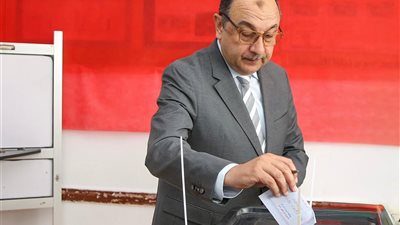 وزير قطاع الأعمال يدلي بصوته في انتخابات مجلس النواب بالقاهرة الجديدة