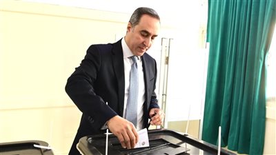 الأمين العام لمجلس النواب يدلي بصوته في انتخابات مجلس النواب