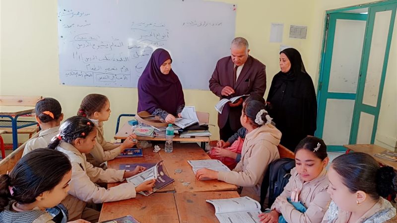 وكيل وزارة تعليم الفيوم أثناء الجولة