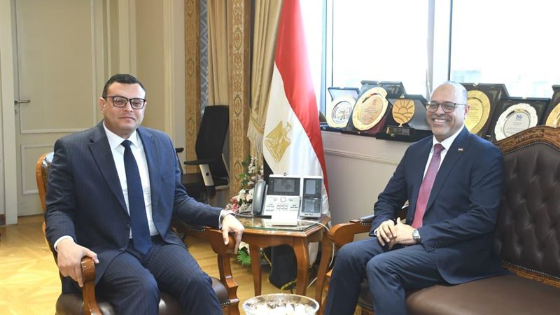 وزيرا الإسكان والعمل 