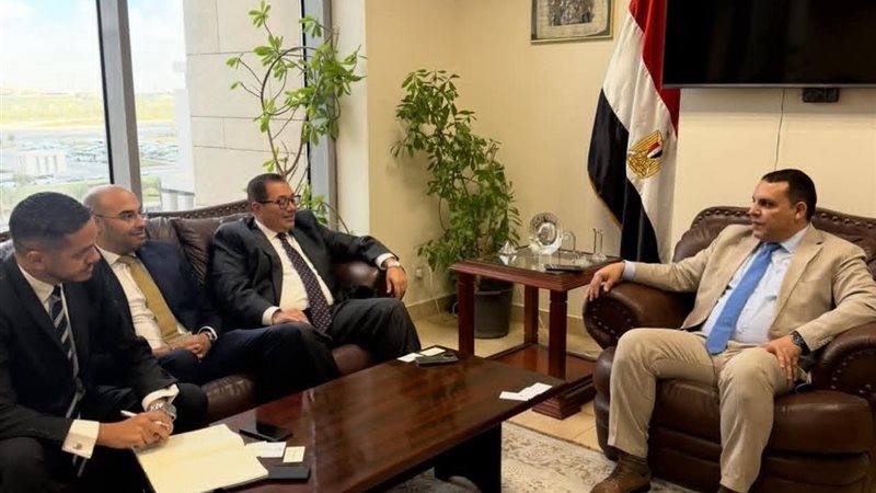 التمثيل التجاري المصري وممثل بنك الإمارات دبي الوطني