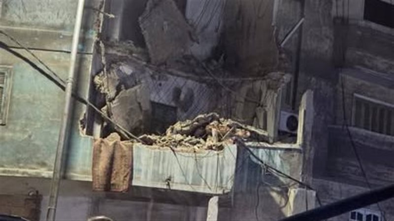 سقوط شرفتين بعقار في شارع جمال عبد الناصر